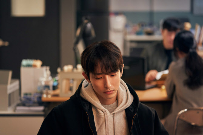 [잡담] 이수혁 이번에 개봉하는 영화, 클레이 사격 국대라는데? | 인스티즈