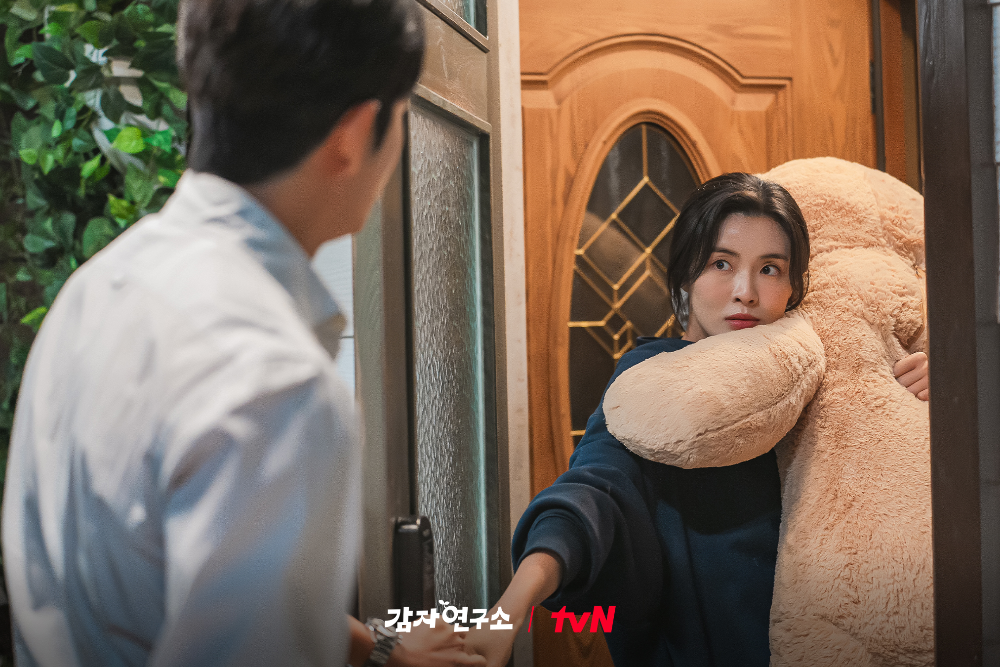 [잡담] 감자연구소 미경을 찾아온 곰돌이..? 아니고 소백호!🧸품에 안긴 곰돌이만큼 더 가까워질 두 사람(*＾-＾*） | 인스티즈