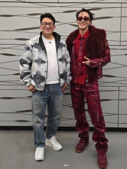 [정보/소식] 방시혁, 몰라지게 홀쭉해졌네..제이홉 옆 '위풍당당' 포즈 | 인스티즈