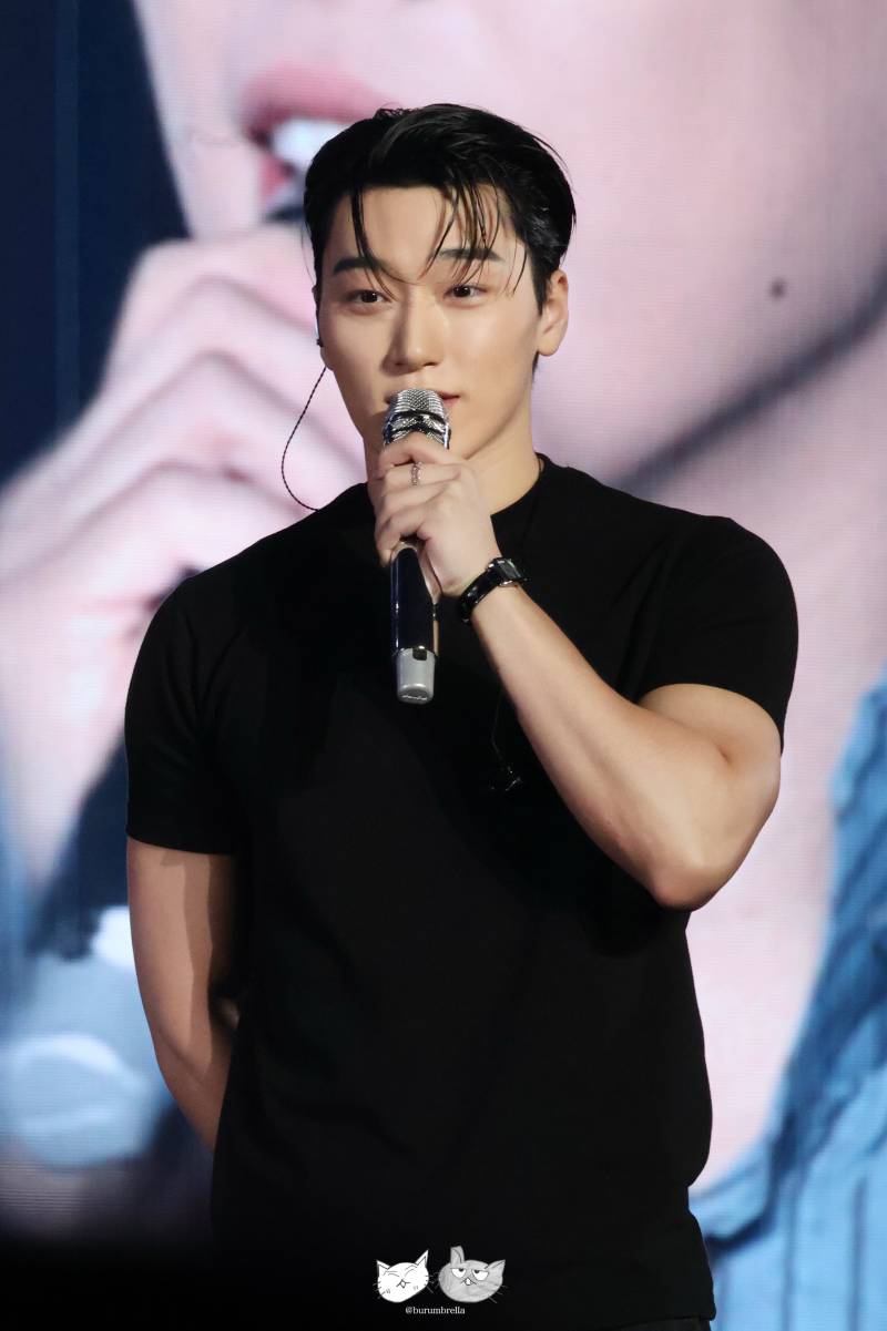 전광판에 누가 나와도 좋았다는 에이티즈 서울 앙콘 비주얼.jpg | 인스티즈