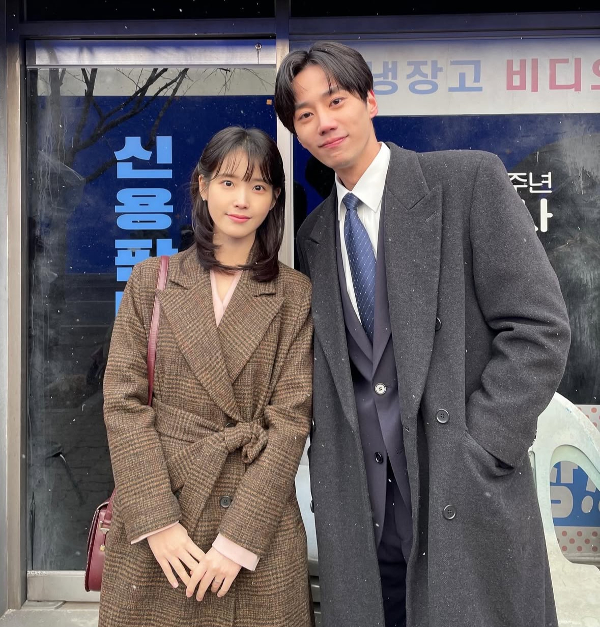 [잡담] 아이유 옆에 누구야? | 인스티즈