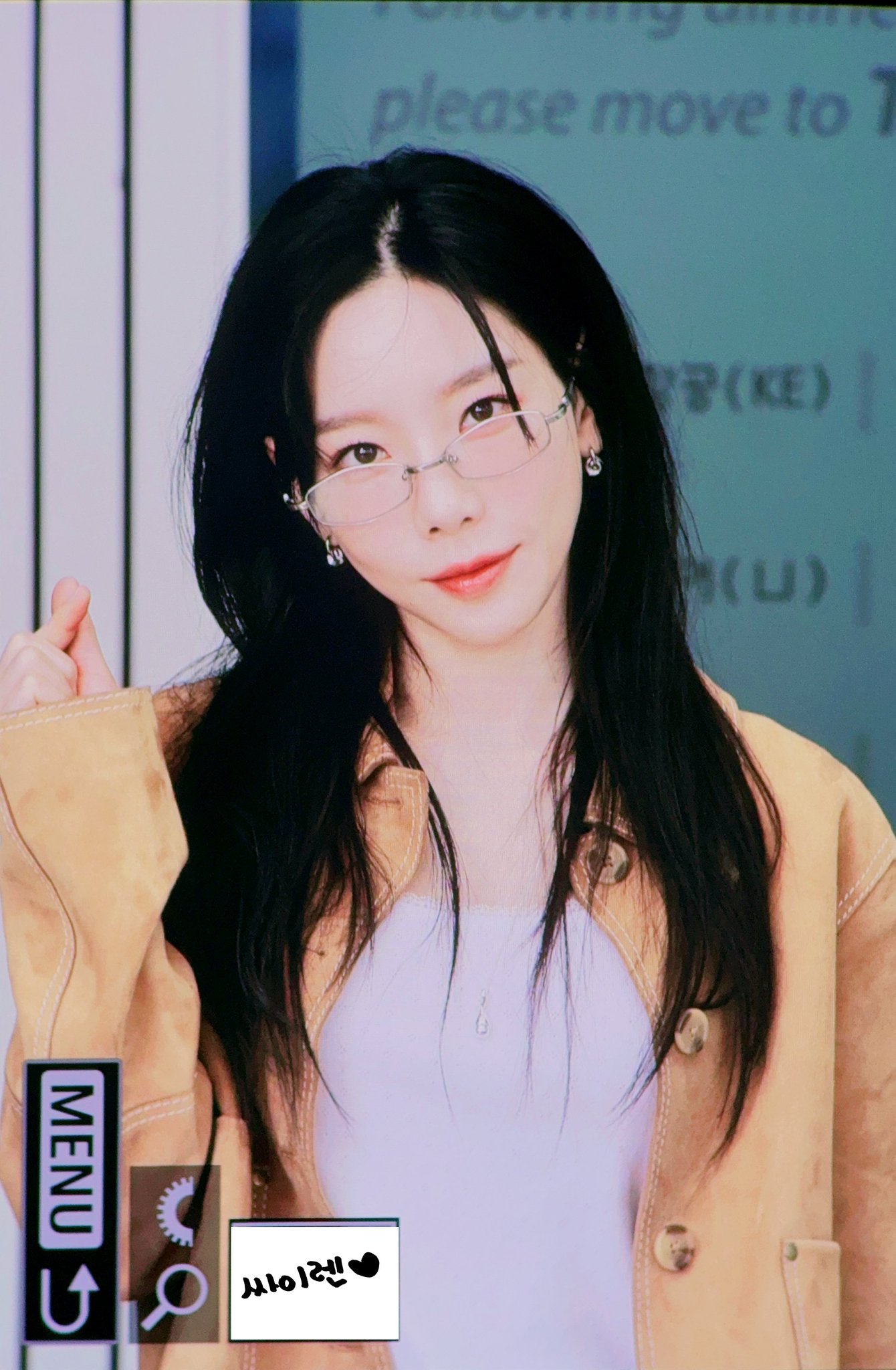[잡담] 소녀시대 태연, '소녀들 마음 사로잡는 안경 태연언니' (인천공항 출국) [HD포토] | 인스티즈