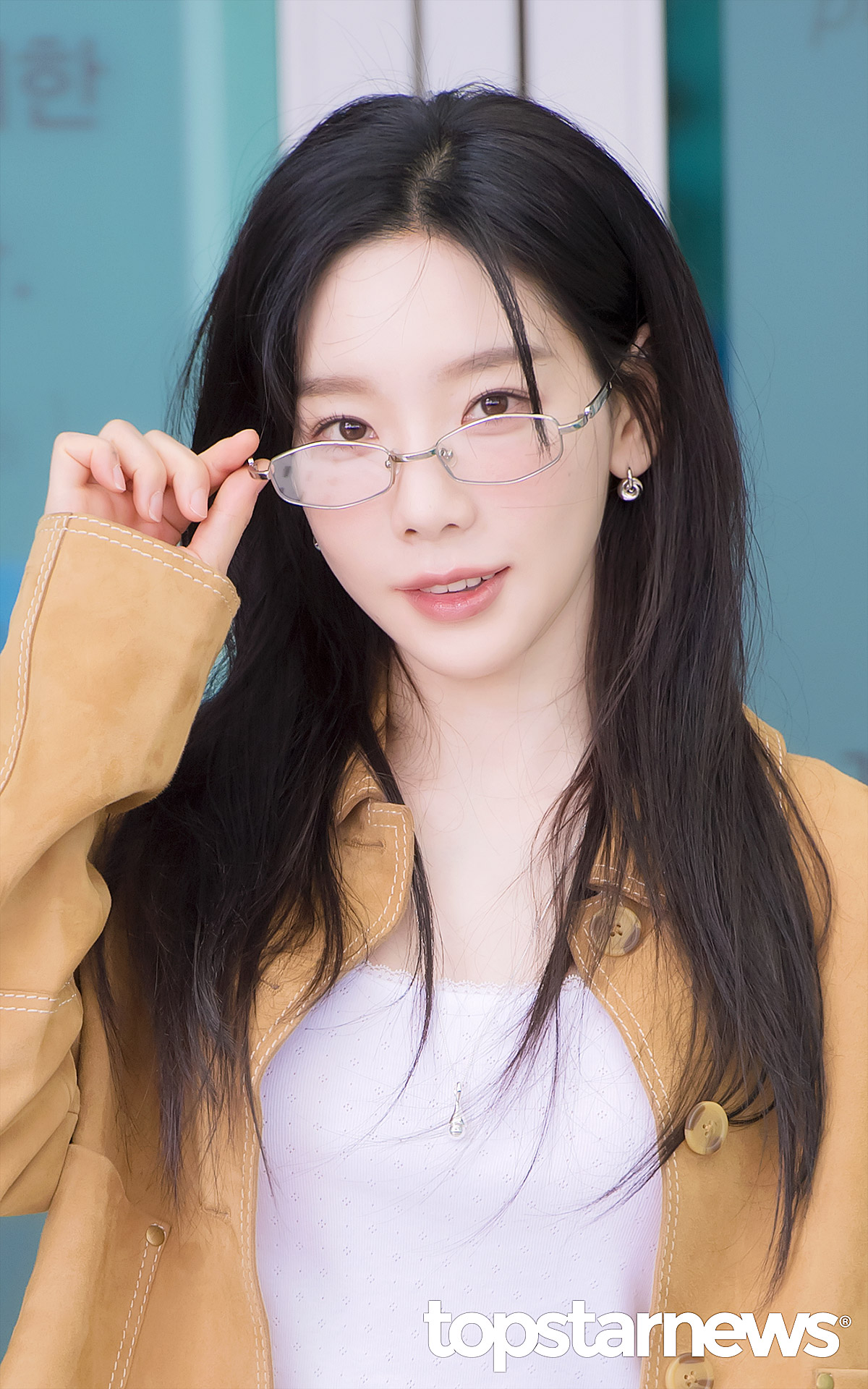 [잡담] 소녀시대 태연, '소녀들 마음 사로잡는 안경 태연언니' (인천공항 출국) [HD포토] | 인스티즈