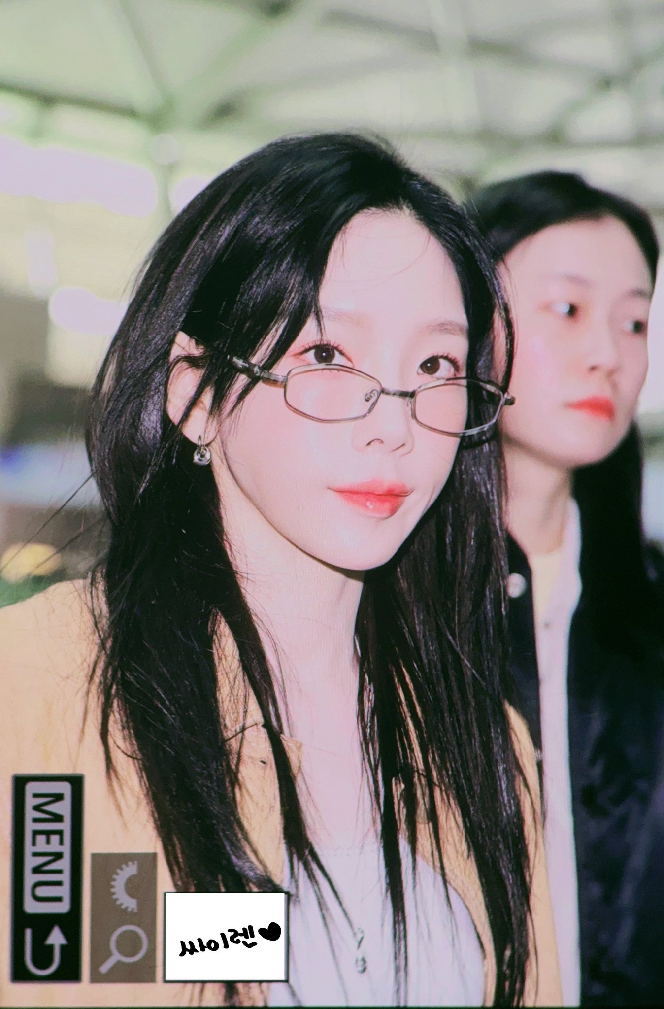 [잡담] 소녀시대 태연, '소녀들 마음 사로잡는 안경 태연언니' (인천공항 출국) [HD포토] | 인스티즈