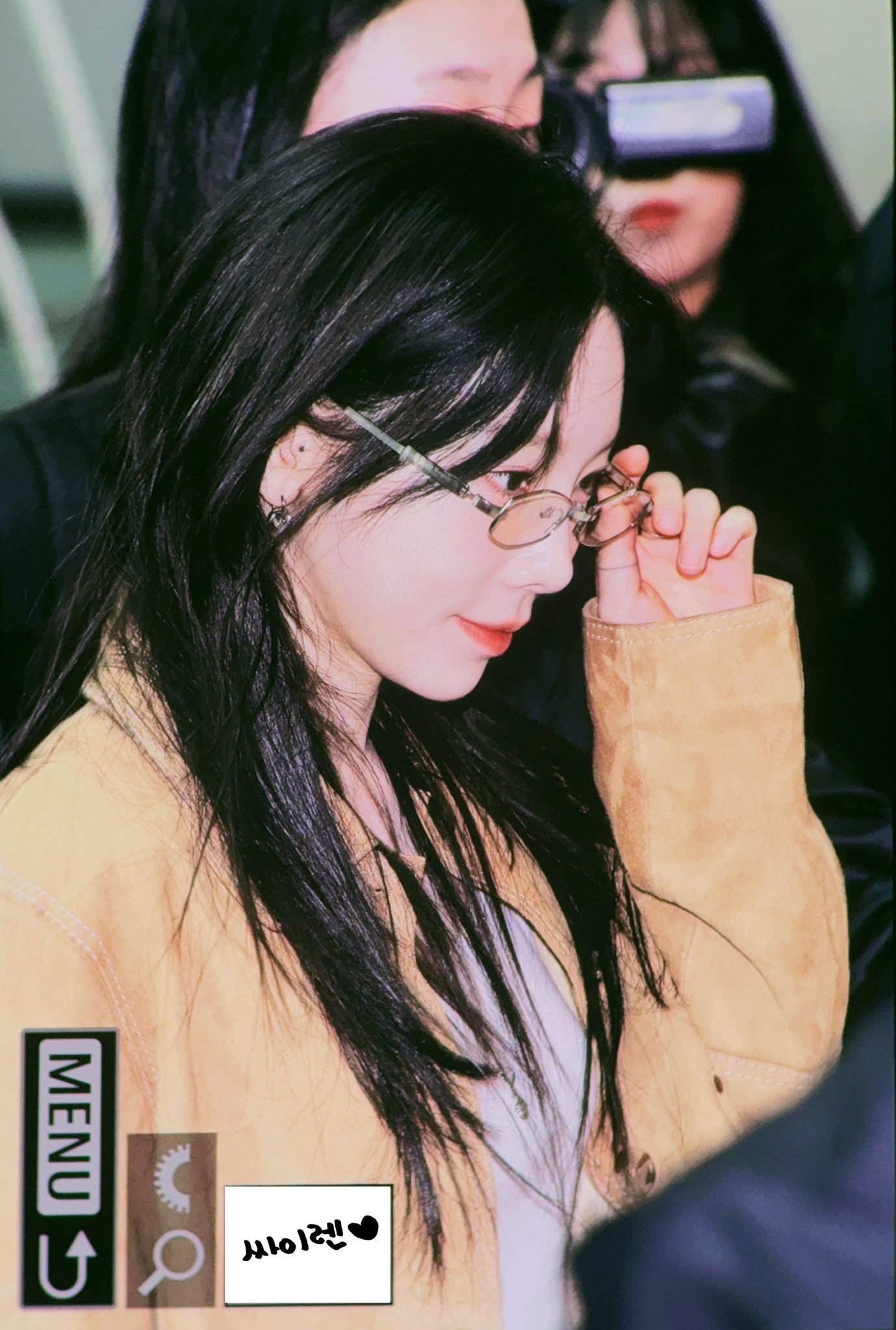 [잡담] 소녀시대 태연, '소녀들 마음 사로잡는 안경 태연언니' (인천공항 출국) [HD포토] | 인스티즈