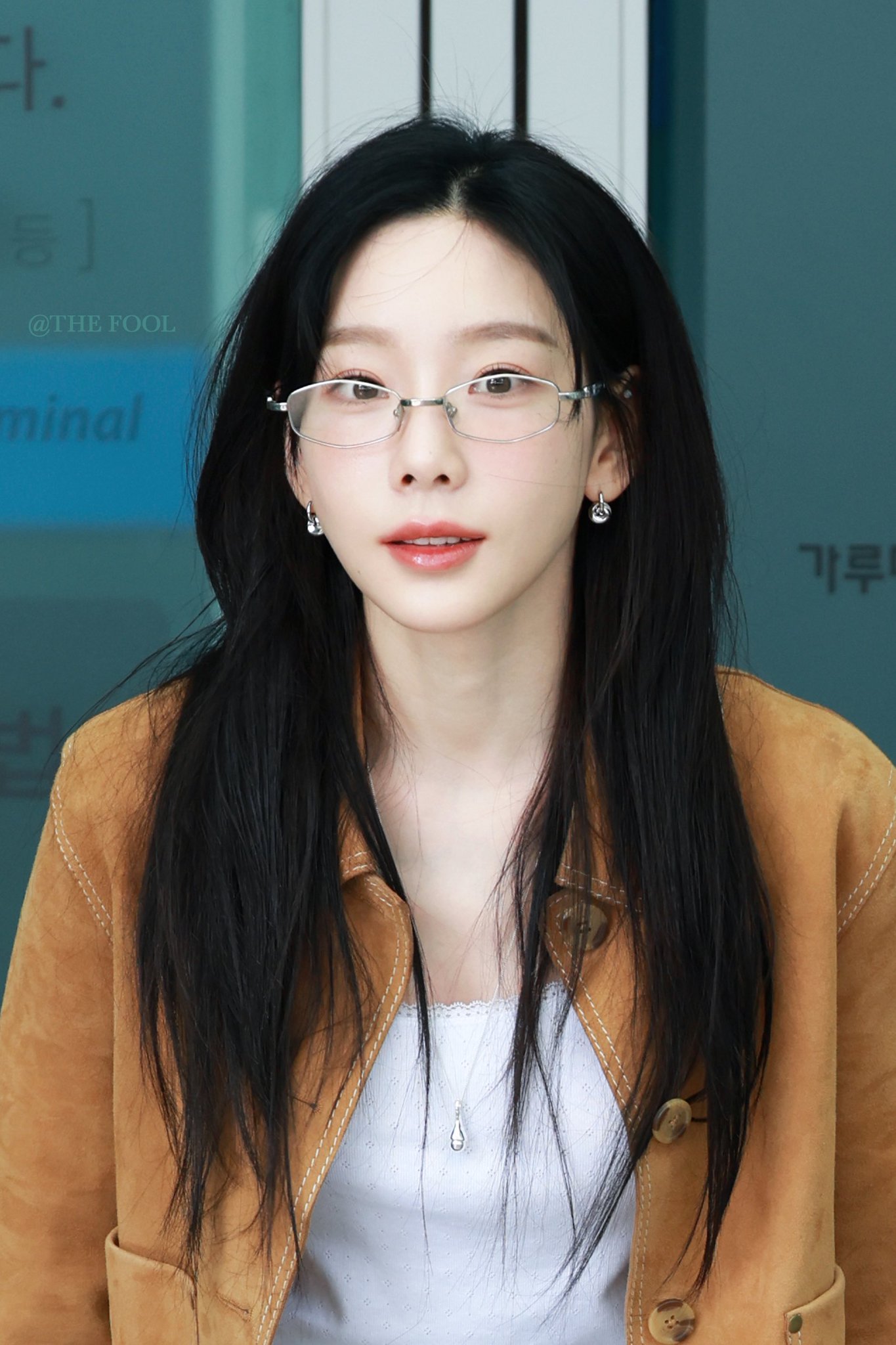[잡담] 소녀시대 태연, '소녀들 마음 사로잡는 안경 태연언니' (인천공항 출국) [HD포토] | 인스티즈