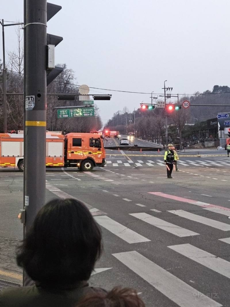 서울 강동구 명일동에 대형 싱크홀 발생. jpg | 인스티즈