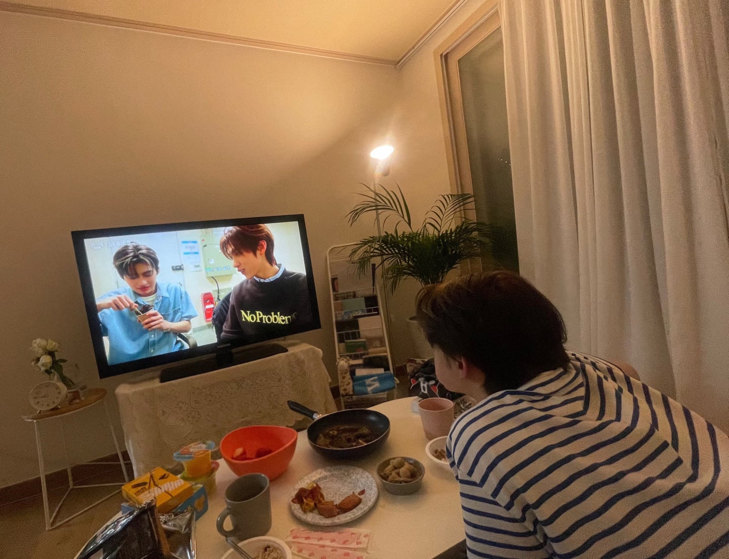 [잡담] 고등학교 체육복 입고 누나집에서 요리하는 신유 | 인스티즈