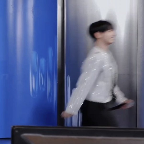 [잡담] 엠카끝나자마자 휀걸들한테 달려가는 똥강아지 | 인스티즈