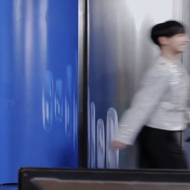 [잡담] 엠카끝나자마자 휀걸들한테 달려가는 똥강아지 | 인스티즈
