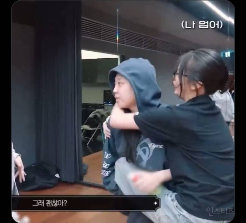 나 업어라고 말하는 코알라재질 안유진.jpg | 인스티즈