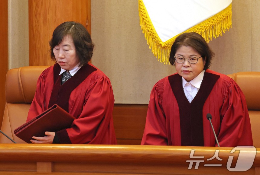 [잡담] 기자들 정계선, 김복형 나란히 투샷 찍어서 기사쓴거 웃기네 | 인스티즈