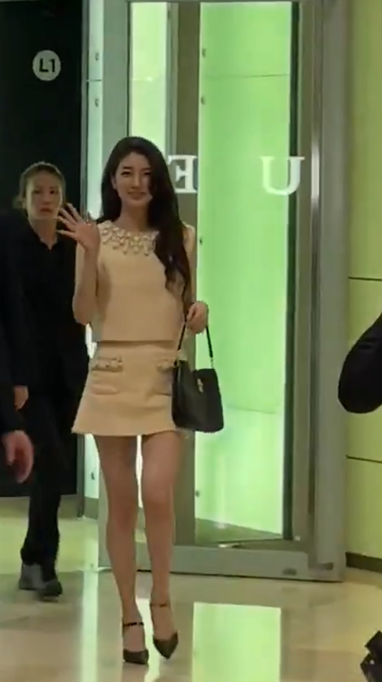 [잡담] 수지 오늘 뜬 사진들 다 롱다리토끼력 넘침 | 인스티즈