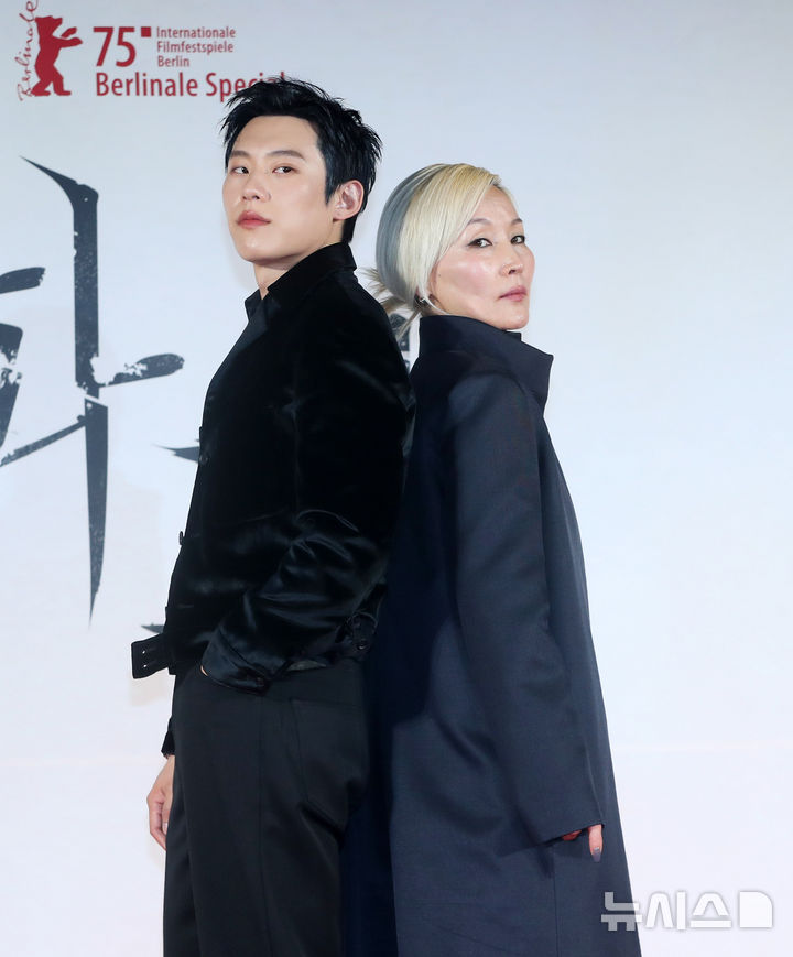 영화 파과 제작보고회 이혜영&김성철 (MC 박경림) 기사 사진.jpg | 인스티즈