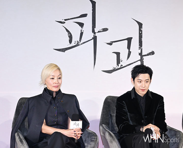 영화 파과 제작보고회 이혜영&김성철 (MC 박경림) 기사 사진.jpg | 인스티즈