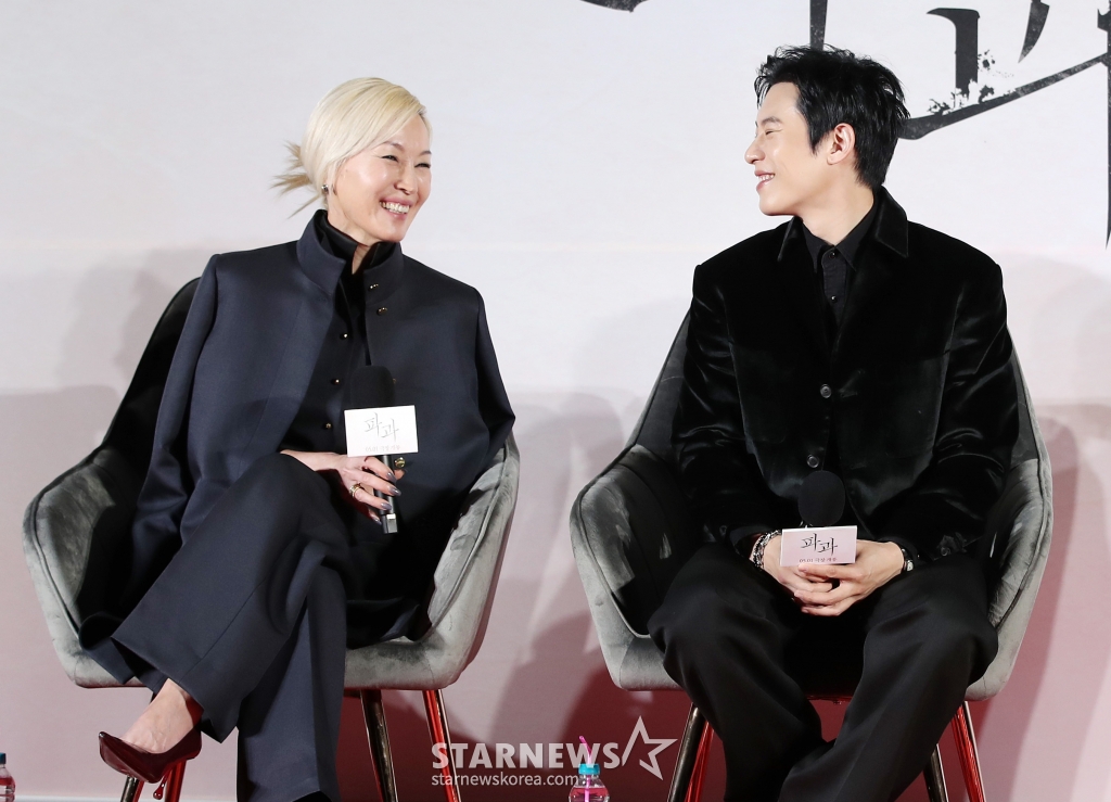 영화 파과 제작보고회 이혜영&김성철 (MC 박경림) 기사 사진.jpg | 인스티즈