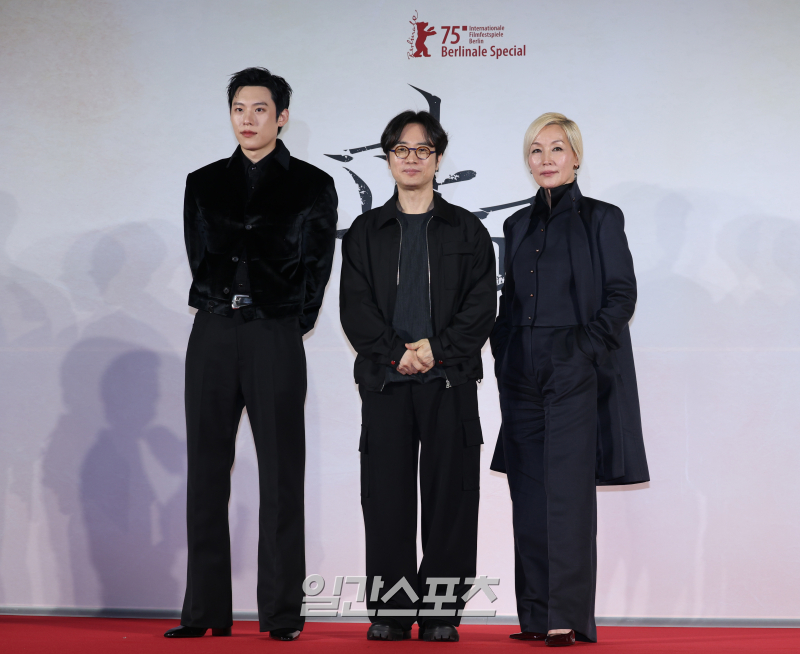 영화 파과 제작보고회 이혜영&김성철 (MC 박경림) 기사 사진.jpg | 인스티즈