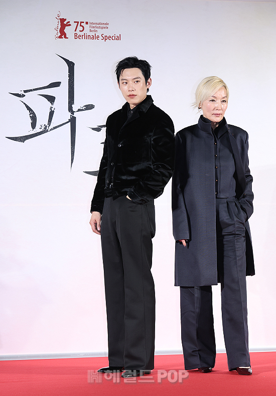 영화 파과 제작보고회 이혜영&김성철 (MC 박경림) 기사 사진.jpg | 인스티즈