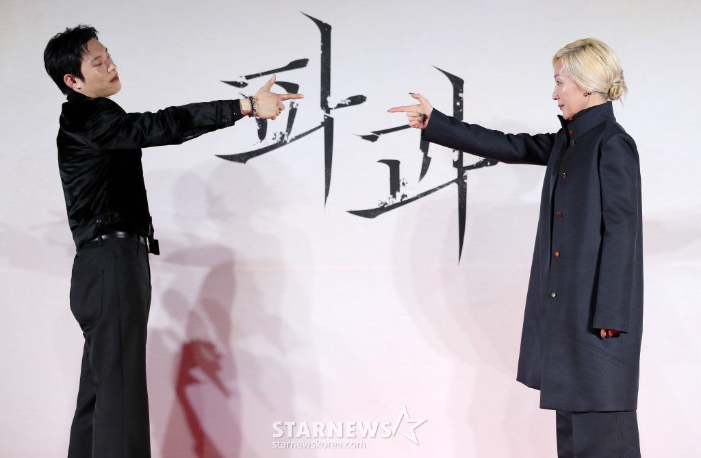 영화 파과 제작보고회 이혜영&김성철 (MC 박경림) 기사 사진.jpg | 인스티즈