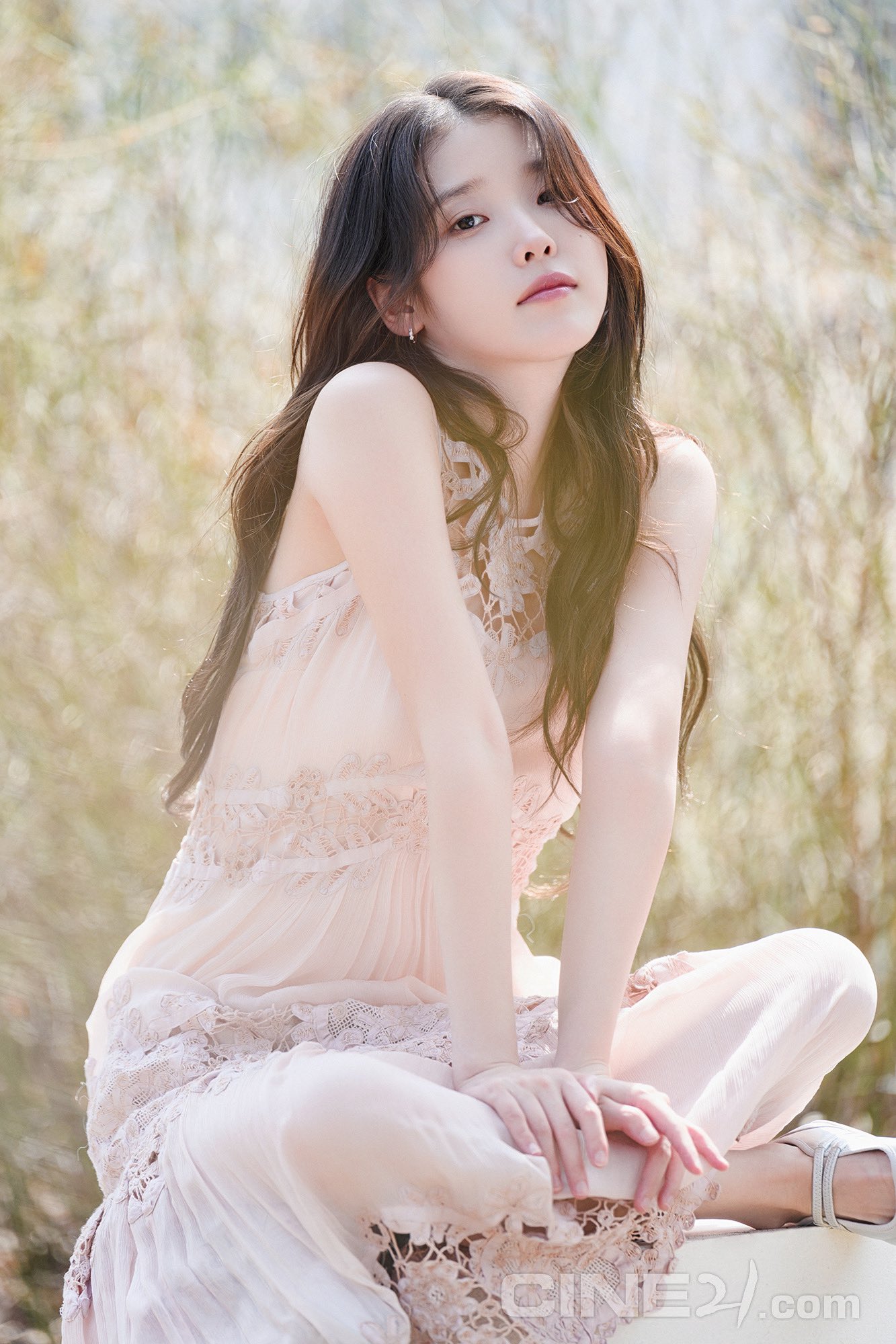 [잡담] 아이유 오늘 뜬 화보인데 완전 스물셋이때인데.. | 인스티즈