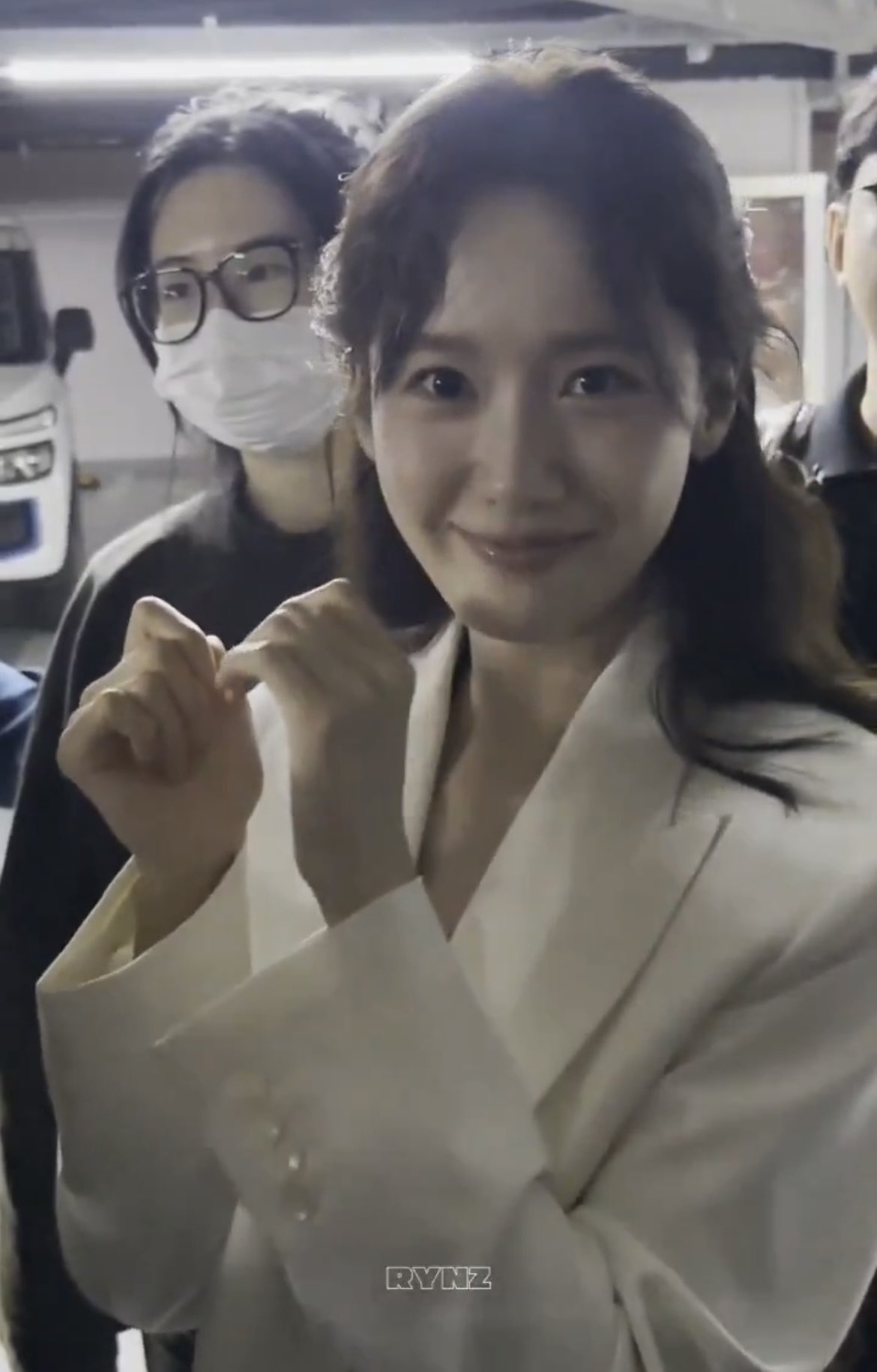 [잡담] 윤아 팬 바라보는 것봐.. | 인스티즈