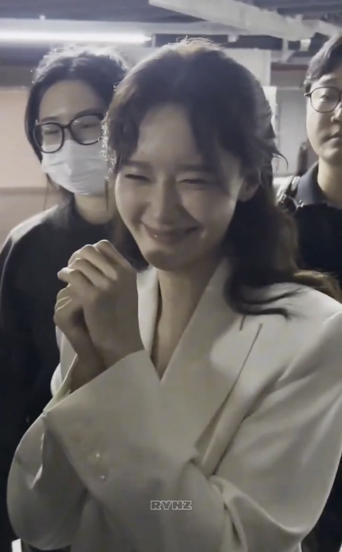 [잡담] 윤아 팬 바라보는 것봐.. | 인스티즈