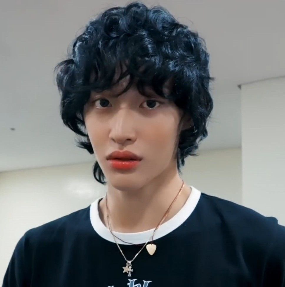 [잡담] 난 솔직히 원빈 이 머리 자체가 예쁜머리는 아니라고 생각하거든? | 인스티즈