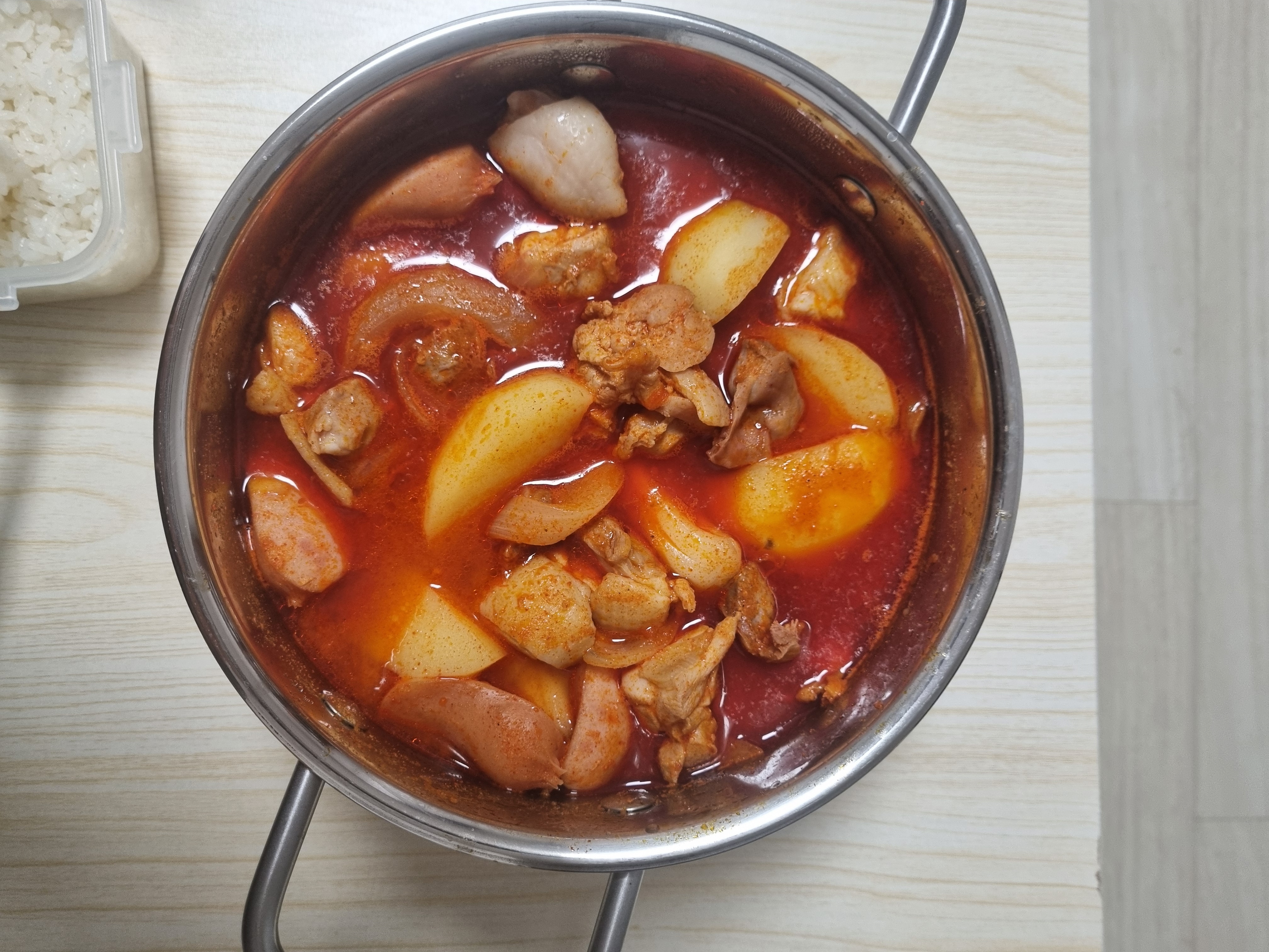 [잡담] 배달시켜먹었던 닭볶음탕에 이것저것 넣고 다시 끓였는데 | 인스티즈
