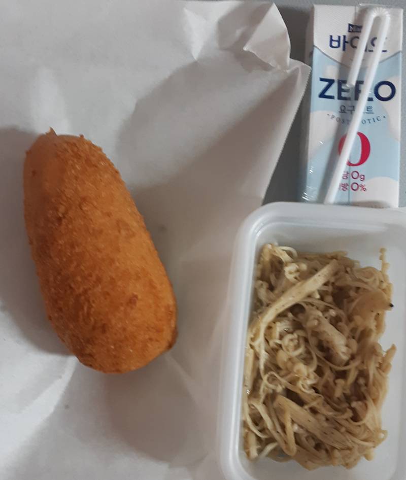 [잡담] 혈당 재본다는 핑계로 옛날핫도그 먹기😋 | 인스티즈