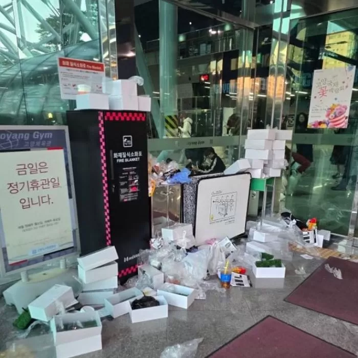 [정보/소식] 지드래곤 콘서트 현장에 나뒹구는 쓰레기들... 관람객 '비매너' 논란 | 인스티즈