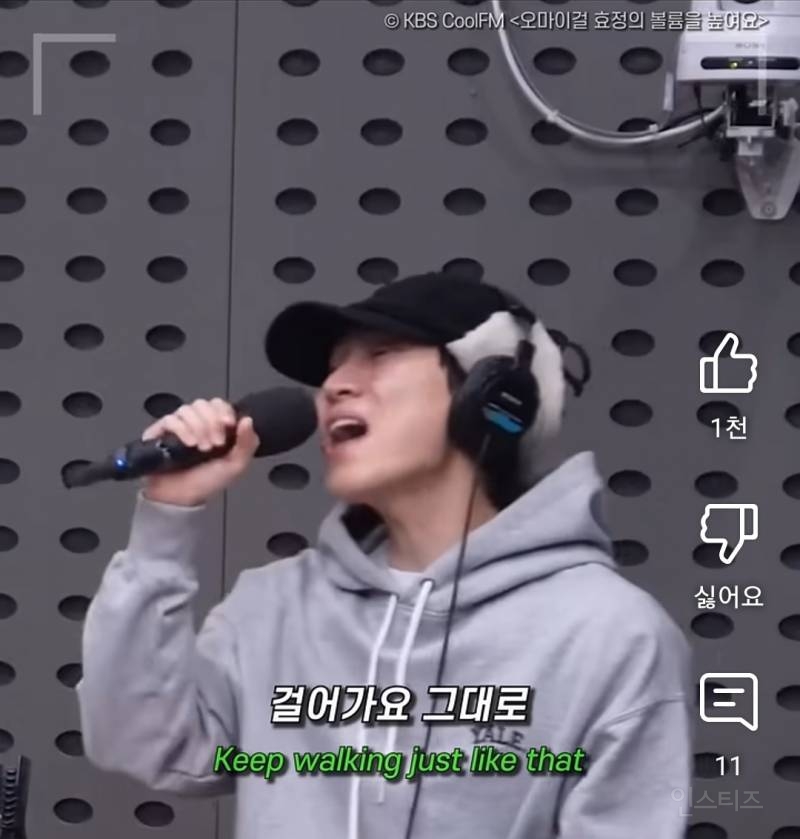 성량 좋아서 마이크 내리고 부르는 아이돌.jpg | 인스티즈