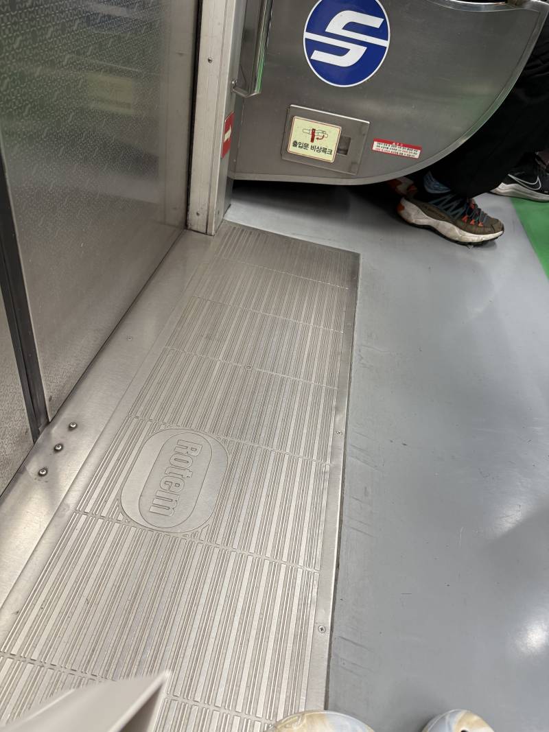 [잡담] 지하철 자리없어서 걍 바닥에 앉아있음 | 인스티즈
