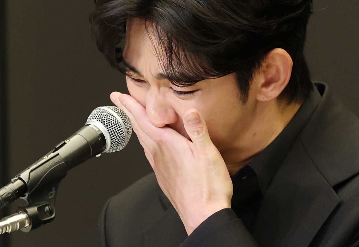 [잡담] 김수현 콧물 닦아서 바지에 문질렀을까? | 인스티즈