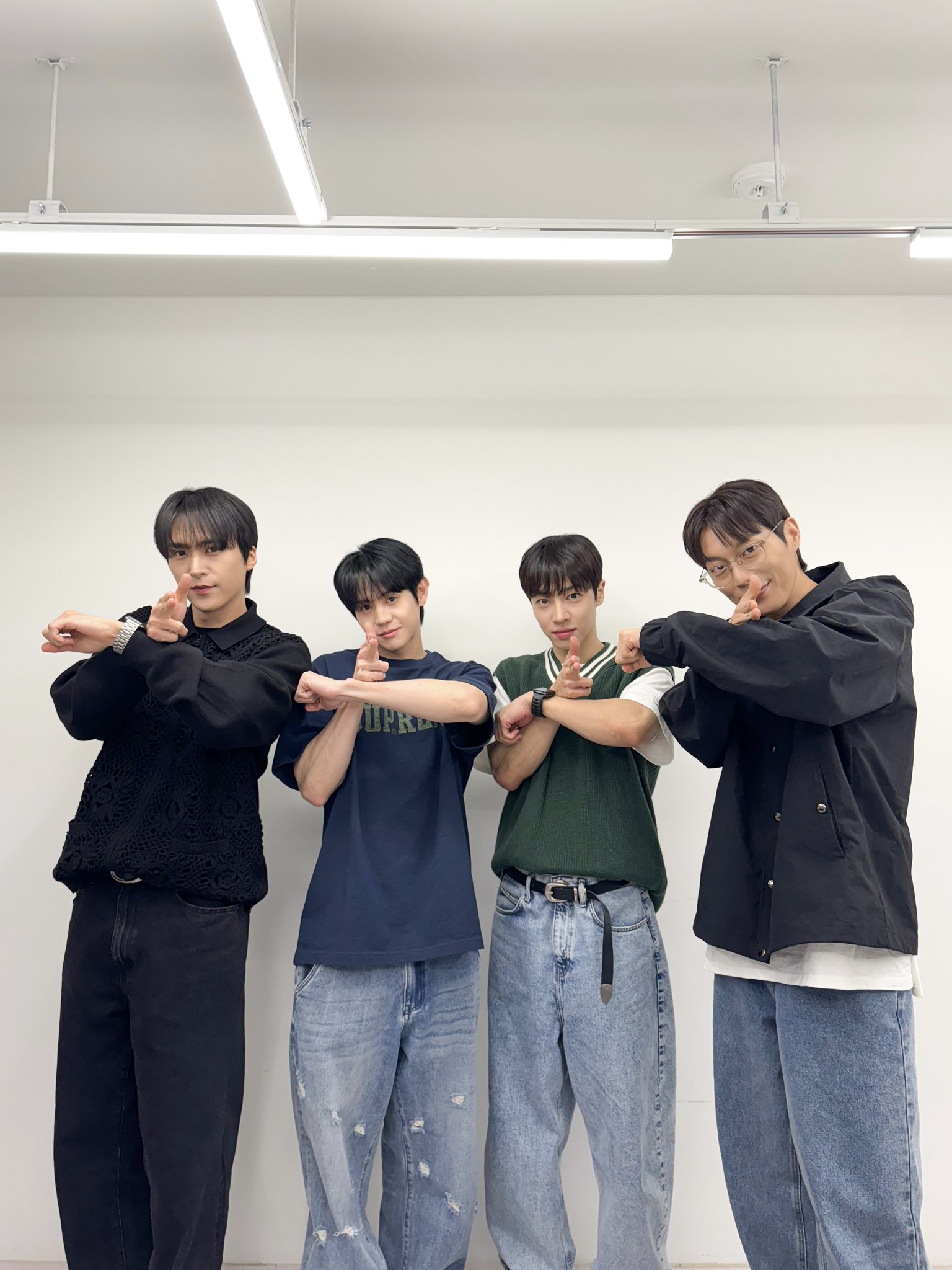 [잡담] 얘드라 양요섭이 다시 흑발을 했다 …🥹🥹🥹🥹 | 인스티즈