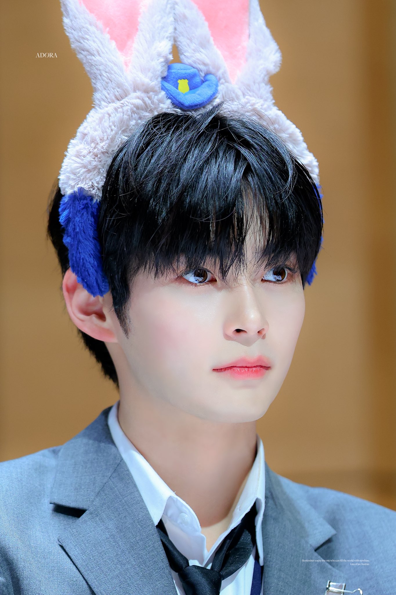 [잡담] 성한빈 진짜 하얗고 | 인스티즈