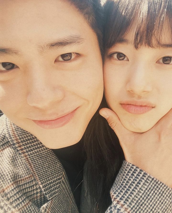 [잡담] 와 내 눈엔 수지 박보검 연인 같기도 하고 남매 같기도 해 | 인스티즈
