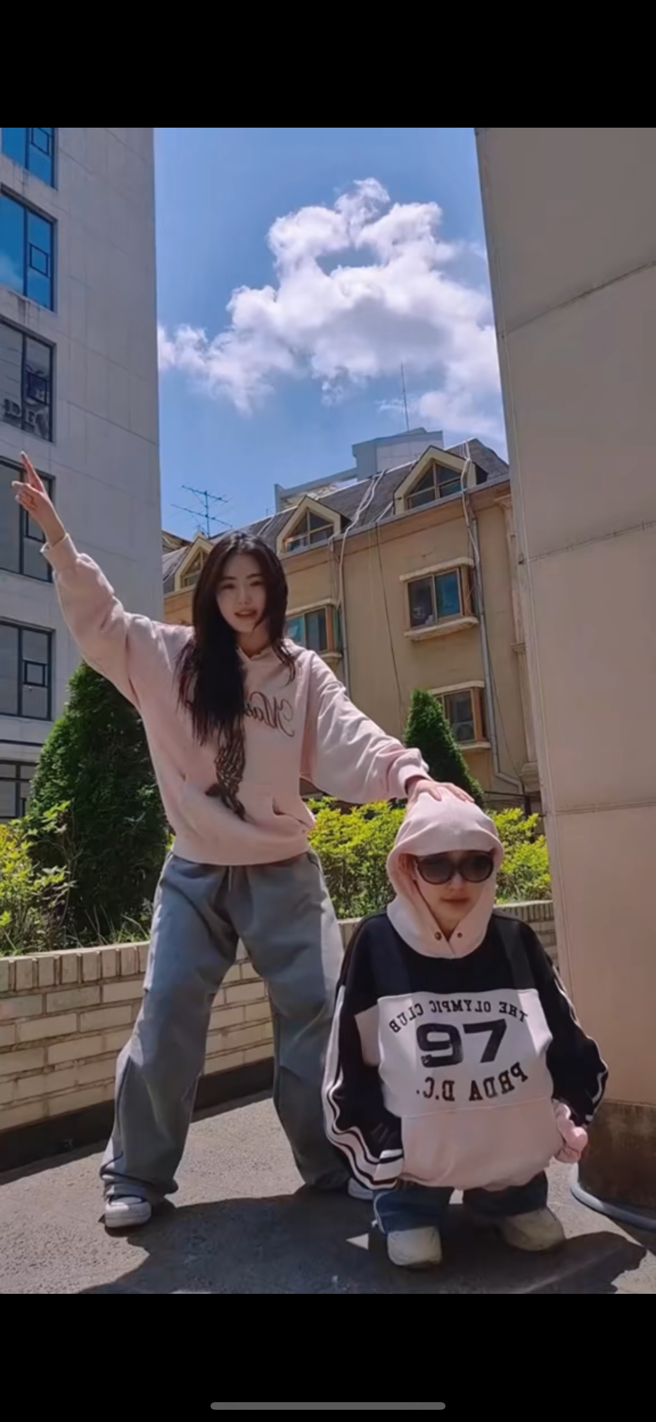 [잡담] 키키 데뷔 전에 찍은 틱톡 영상들 올라오는데 대충 이런 상태.. | 인스티즈