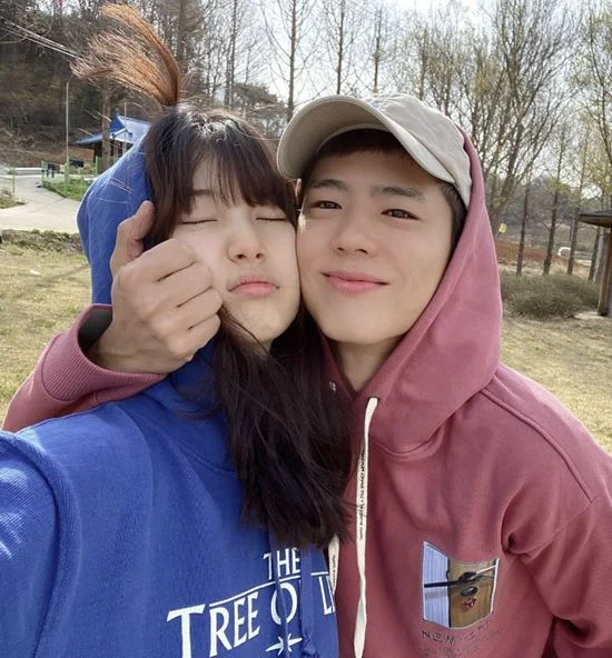 [잡담] 와 내 눈엔 수지 박보검 연인 같기도 하고 남매 같기도 해 | 인스티즈