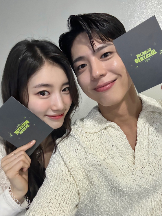 [잡담] 와 내 눈엔 수지 박보검 연인 같기도 하고 남매 같기도 해 | 인스티즈