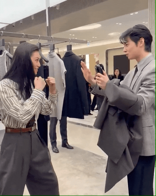 친한 지인을 일하다 만났을 때 스탠스 .jpgif | 인스티즈