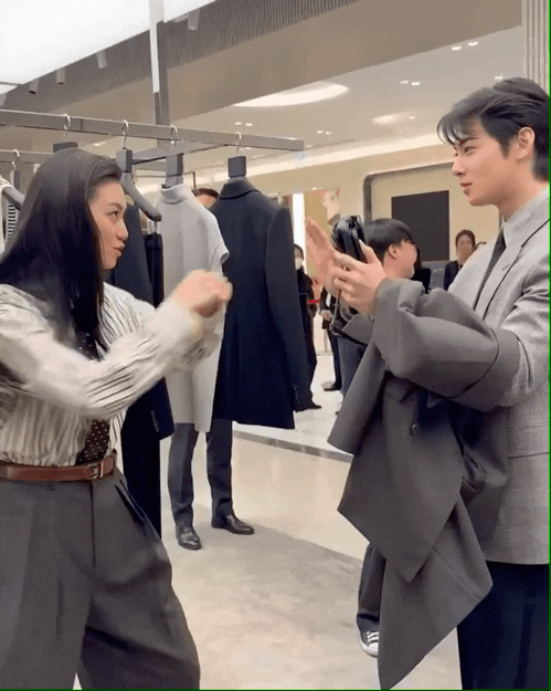 친한 지인을 일하다 만났을 때 스탠스 .jpgif | 인스티즈