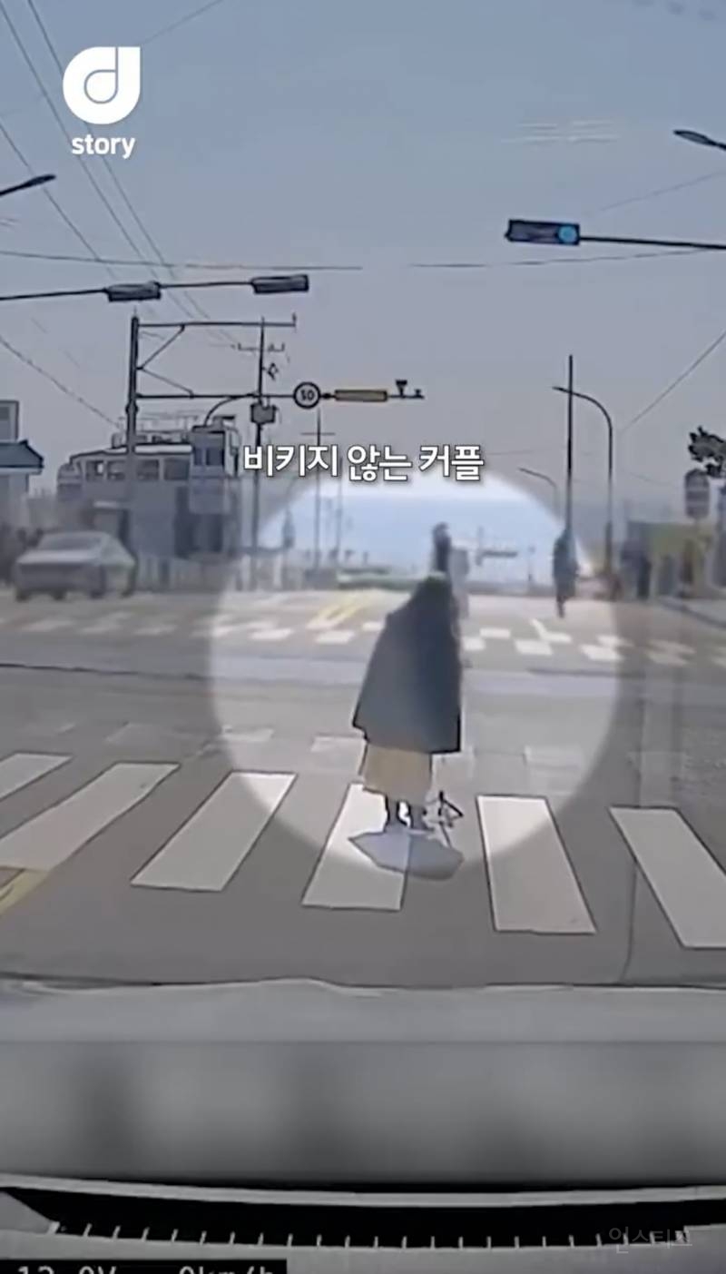 현재 논란중인 차량신호 무시하고 사진찍는 커플 ㄷㄷㄷㄷ | 인스티즈