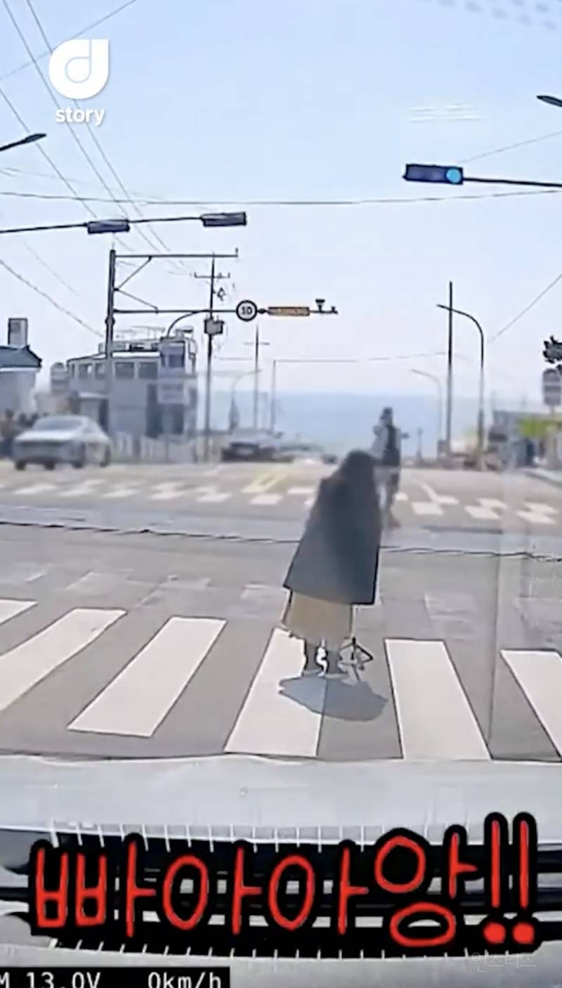 현재 논란중인 차량신호 무시하고 사진찍는 커플 ㄷㄷㄷㄷ | 인스티즈