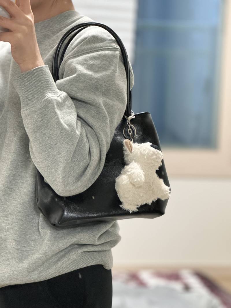 [잡담] 가방 새로 산 김에 키링도 샀어 근데 크기가 너무 큰.... | 인스티즈