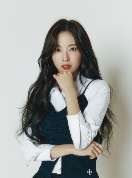 [정보/소식] 'S라인' 오마이걸 아린, 칸 시리즈 핑크 카펫 밟는다…"너무 영광이고 벅찬 감정이 듭니다” | 인스티즈