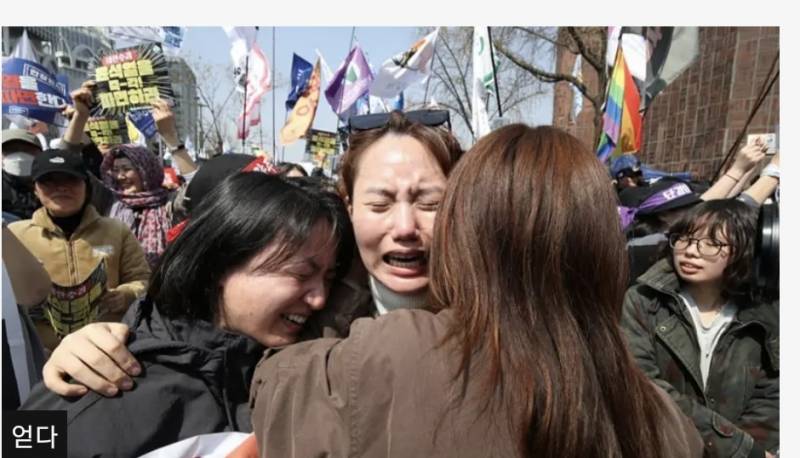 [잡담] BBC 기사에 실린 국민 반응 사진 | 인스티즈