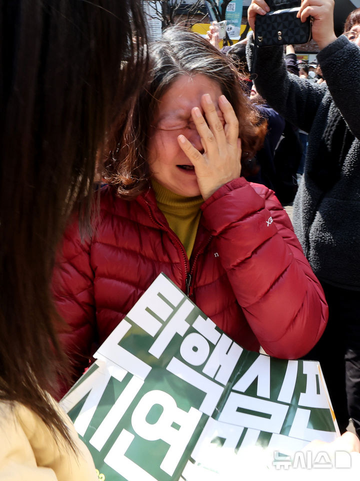 [정보/소식] 윤석열 대통령 탄핵 인용 결정에 환호하는 대구시민들 | 인스티즈