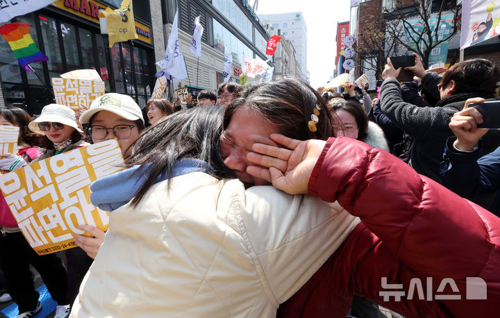 [정보/소식] 윤석열 대통령 탄핵 인용 결정에 환호하는 대구시민들 | 인스티즈