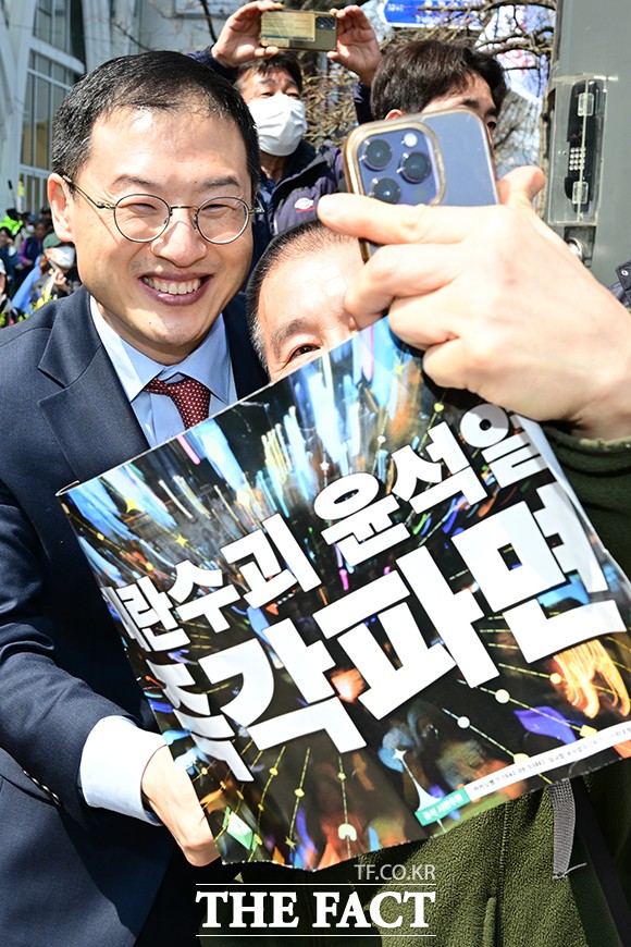 [정보/소식] 김상욱 '尹 파면' 후 밝은 미소 [포토] | 인스티즈