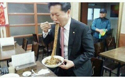 [잡담] 아니 청래아저씨 짜장면을 왜이렇게 드셔ㅋㅋㅋㅋㅋ | 인스티즈